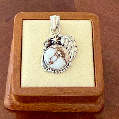 Southwestern Wild Horse Turquoise Necklace Round Shaped Leaf Motif Pendant New